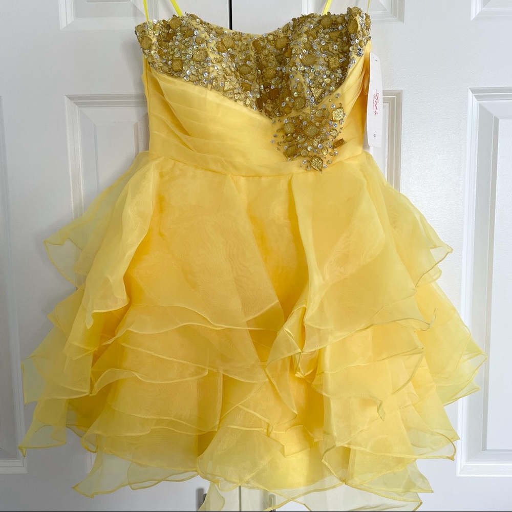 NWT Short Yellow Homecoming/Damas Formal Dress